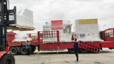 又發(fā)了2臺設(shè)備，自動噴膠機(jī)和襯套內(nèi)孔自動滾膠機(jī)