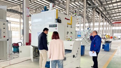 美國客戶驗收橡膠減震鏈式滾膠機 考察涂裝磷化廢氣處理設備