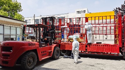 自動(dòng)噴膠機(jī)按時(shí)發(fā)貨，穿著防護(hù)服發(fā)貨的小伙伴們辛苦了！